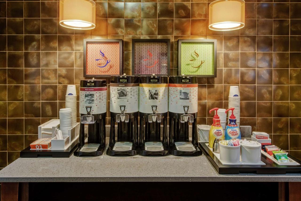Hampton Inn Кросвил Екстериор снимка