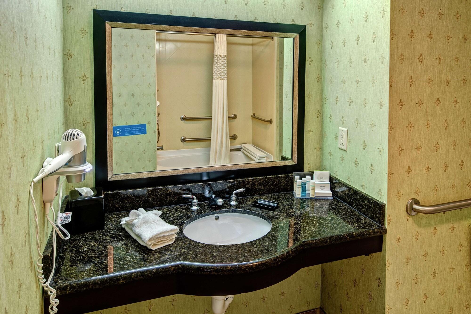 Hampton Inn Кросвил Екстериор снимка