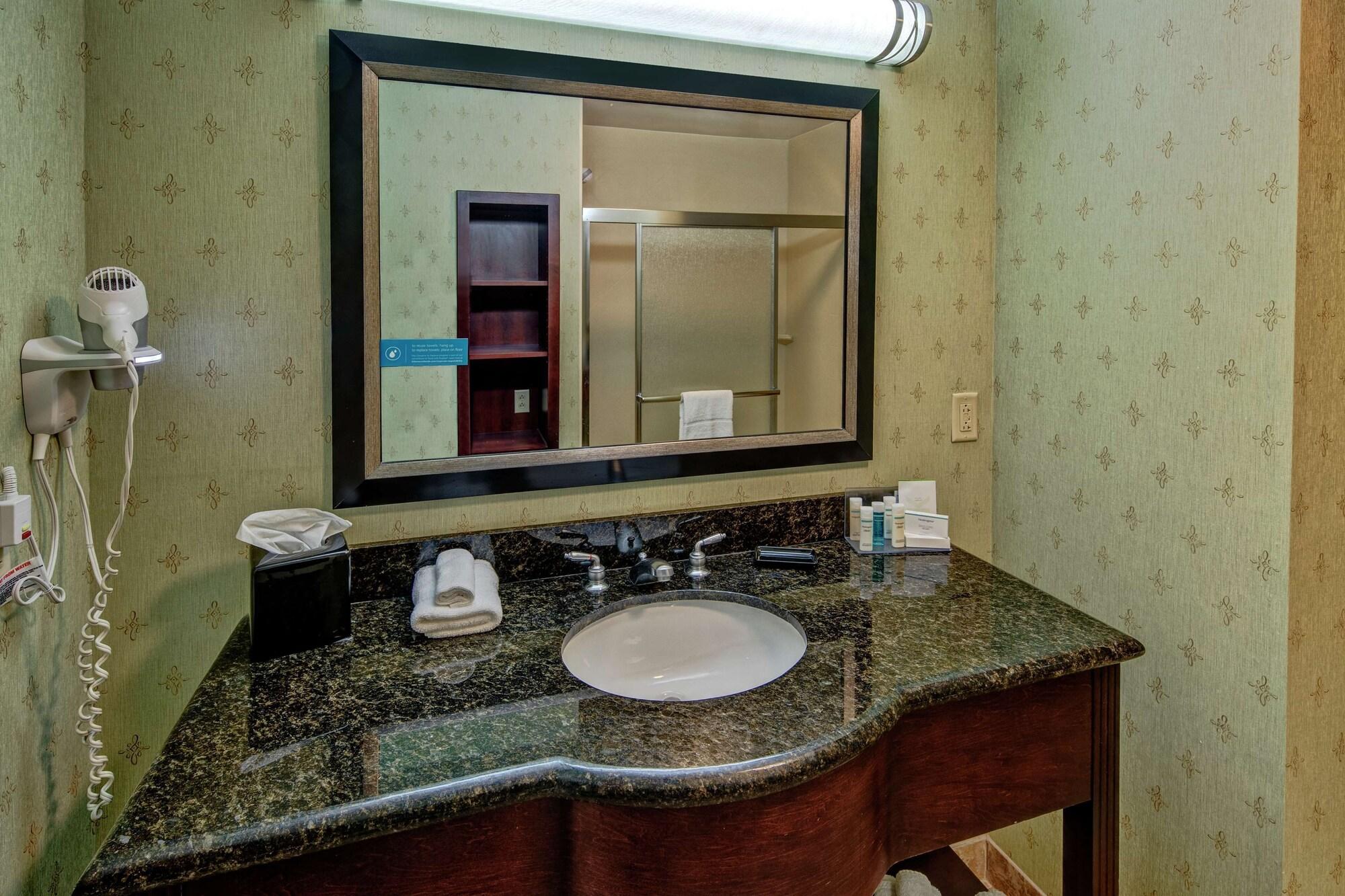 Hampton Inn Кросвил Екстериор снимка