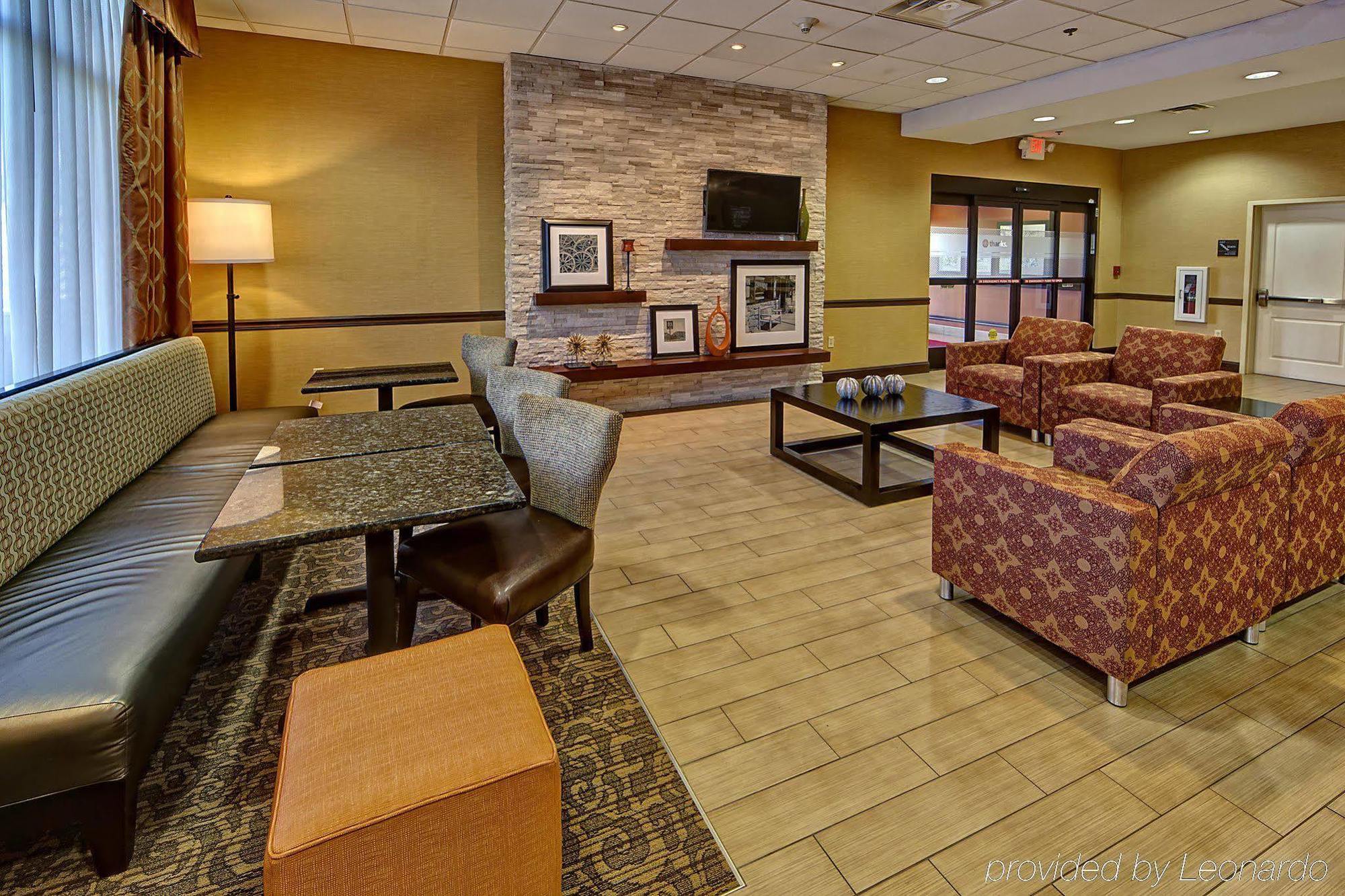 Hampton Inn Кросвил Екстериор снимка