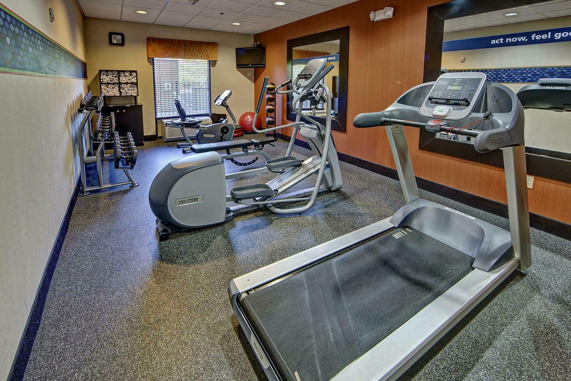 Hampton Inn Кросвил Екстериор снимка